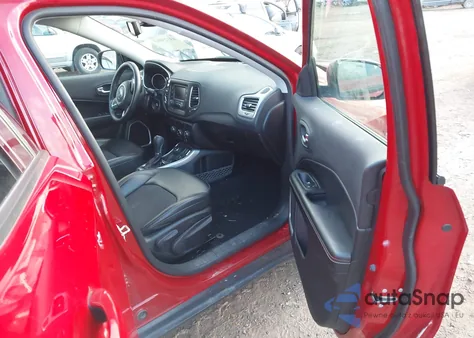 2018 Jeep Compass Latitude 4X4 из США, поврежденный, VIN 3C4NJDBB2JT483973